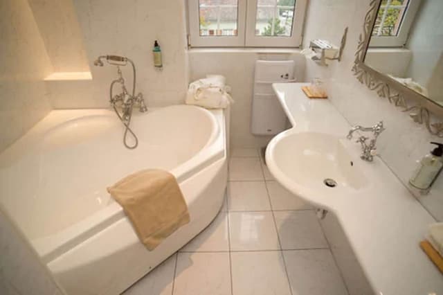 Traditional Suite, Jetted Tub
