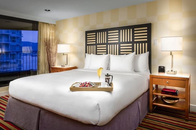 Room, 1 King Bed (Partial Harbourview)