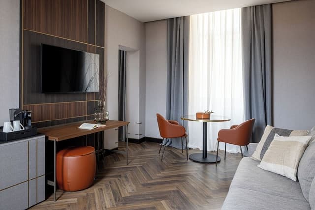 Executive Suite, Courtyard View
