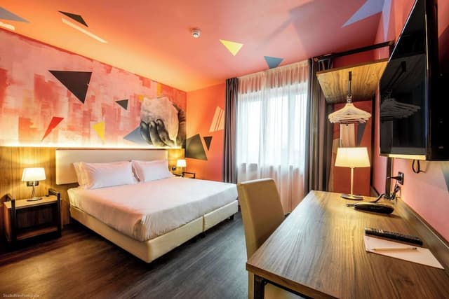 Comfort Room, 1 Queen Bed, Mobility Accessible
