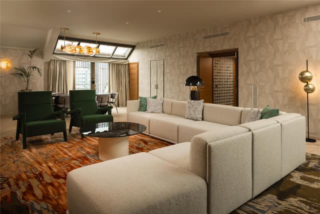 KING EXECUTIVE SUITE