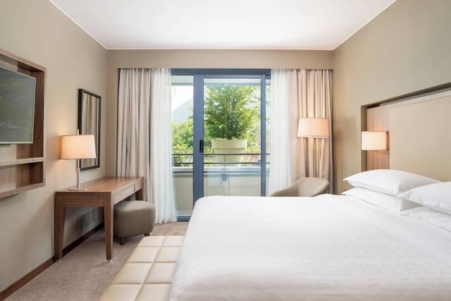 Suite, 1 Bedroom, Pool View (Balcony)