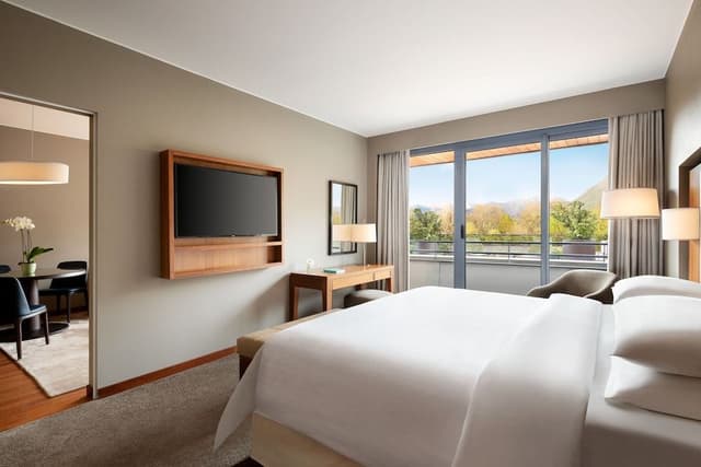 Suite, 1 Bedroom, Pool View (Balcony)