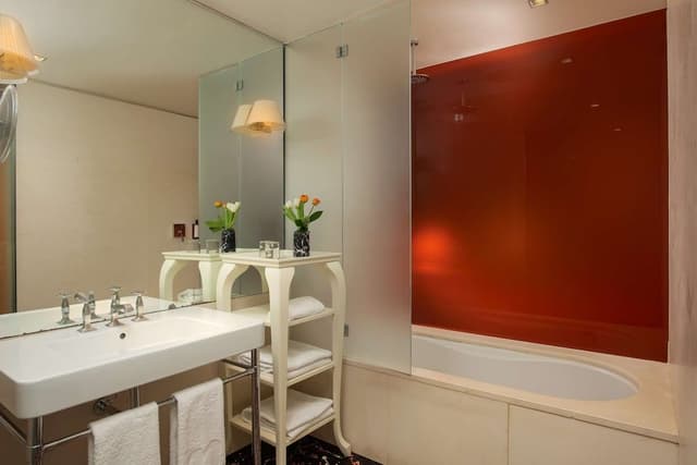 Family Room (nhow Adjoining Room extra bed 3AD+2CH)