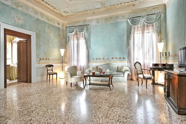 Deluxe Suite, Balcony