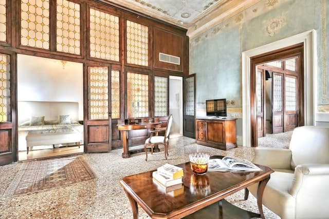 Deluxe Suite, Balcony
