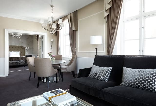 Suite with Lounge access