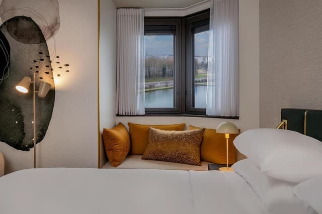 Room, 1 King Bed, Canal View