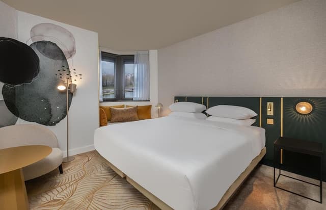 Room, 1 King Bed, Canal View