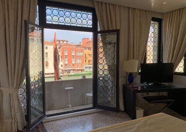 Panoramic Suite, 1 King Bed, Hot Tub, Canal View