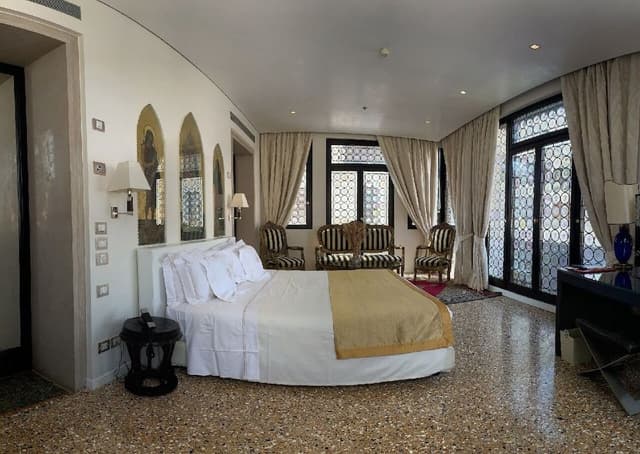 Panoramic Suite, 1 King Bed, Hot Tub, Canal View