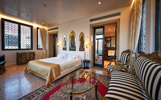 Panoramic Suite, 1 King Bed, Hot Tub, Canal View