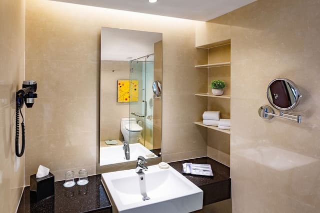 Deluxe Suite, 1 King Bed (Eastin)