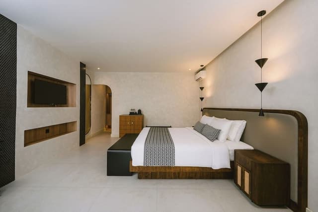 Deluxe Plus King Room