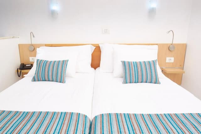 Junior Suite vista Jardín Piscina ( 2 adultos + 1 niño)