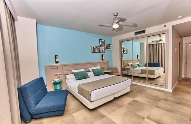 Superior Quadruple Room with Lateral Sea View 
