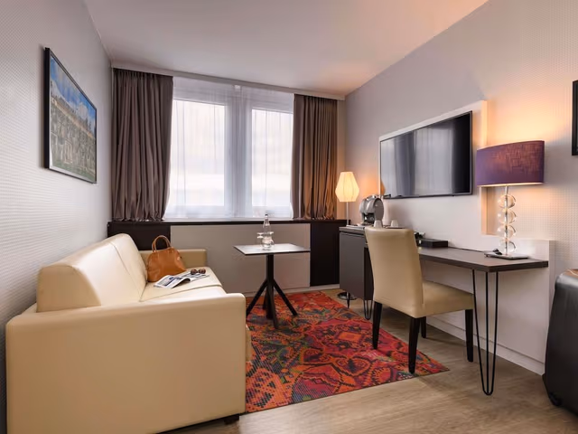 Junior Suite, 1 Double Bed (private bathroom with shower and tub)