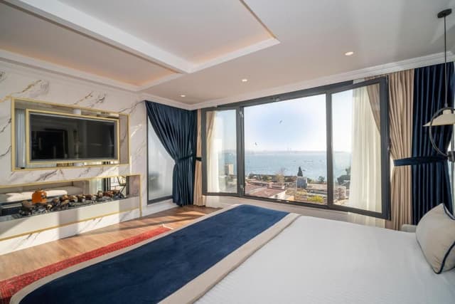 King Penthouse Suite with Balcony