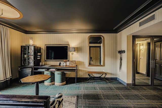 Deluxe Room, 1 King Bed, Hearing Accessible (Mobility/Hearing with Roll-In Shower)