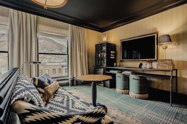 Deluxe Room, 1 King Bed, Hearing Accessible (Mobility/Hearing with Roll-In Shower)