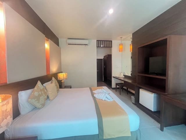 Courtyard Studio King Bed