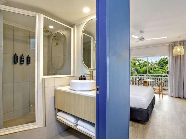 Family Room, Multiple Beds (1 Queen and 2 Singles)