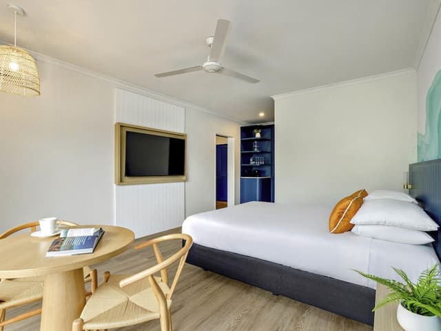 Family Room, Multiple Beds (1 Queen and 2 Singles)