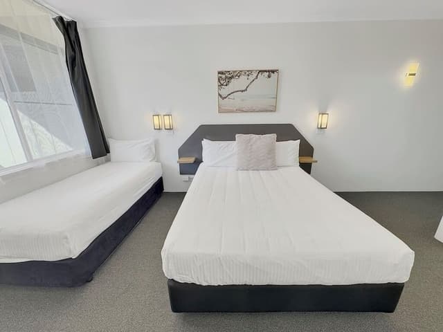 Standard Double or Twin Room, Multiple Beds, Non Smoking (Twin queen standard)