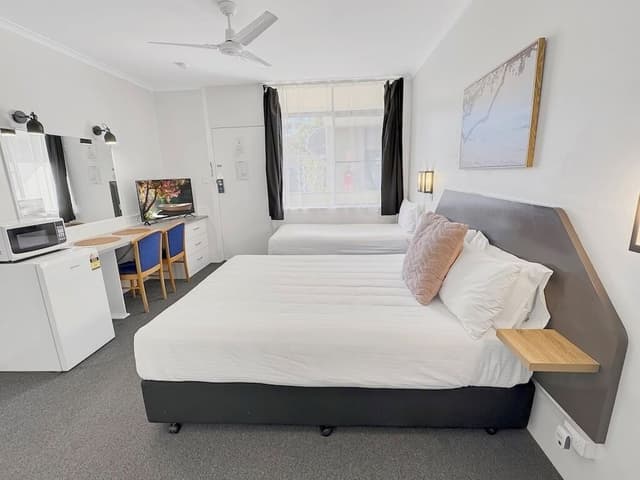 Standard Double or Twin Room, Multiple Beds, Non Smoking (Twin queen standard)