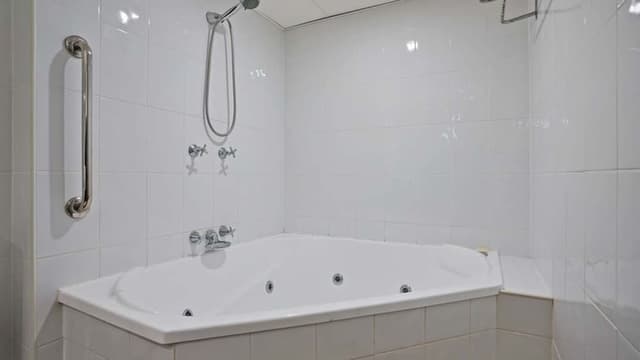 Deluxe Spa Room