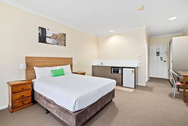 Standard Room, Non Smoking (1 Queen & 3 Single Beds)