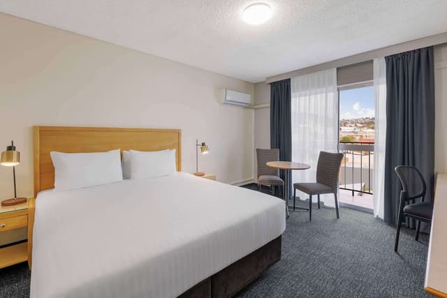 Standard Room, 1 King Bed, Non Smoking, Balcony