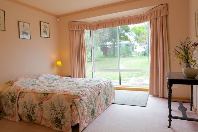 4 Bedroom House (1 Queen & 6 Singles)