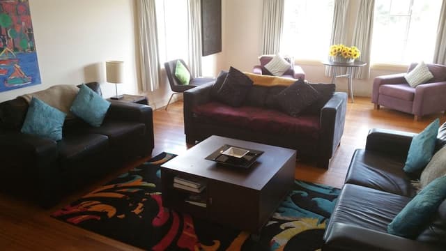 5 Bedroom House (2 Queen and 5 Singles)