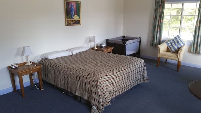 5 Bedroom House (2 Queen and 5 Singles)