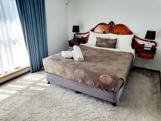 Queen Spa + Lounge Room