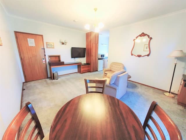 Queen Spa + Lounge Room