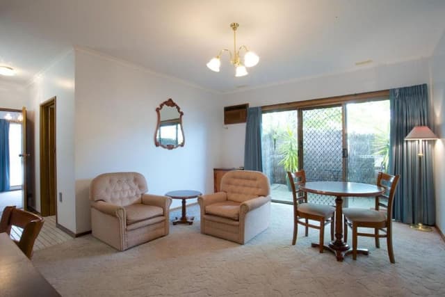 Queen Spa + Lounge Room