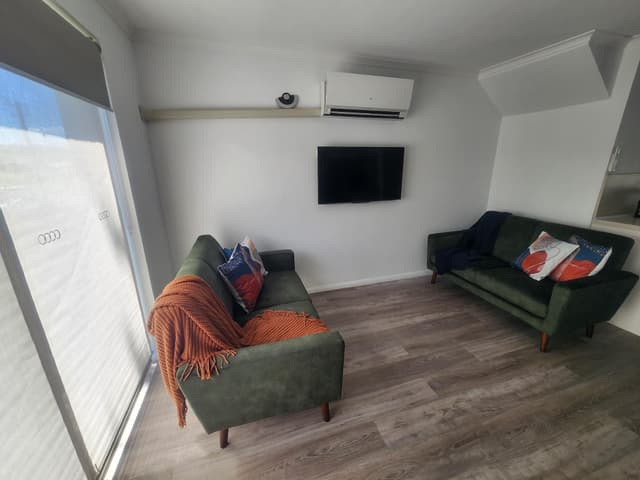 2 Bedroom Apartment with Garden