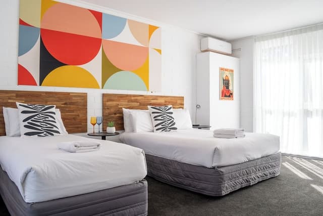 TWIN ROOM