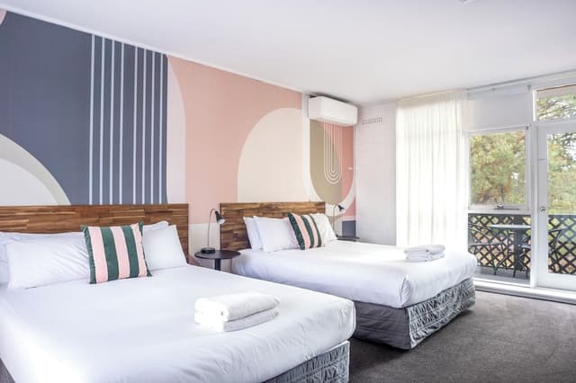 TWIN ROOM