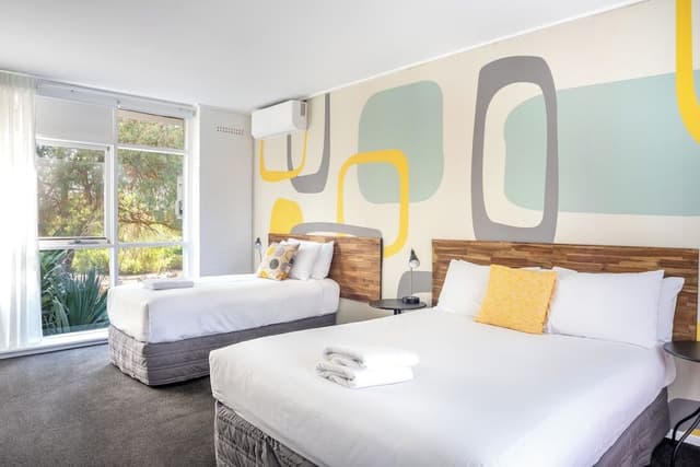 TWIN ROOM