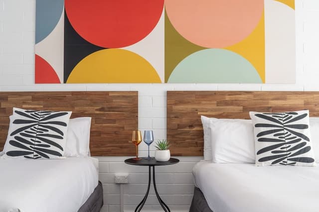 TWIN ROOM