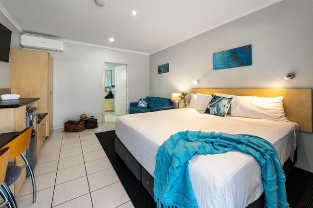 Room, 1 King Bed, Jetted Tub (Non Pet)