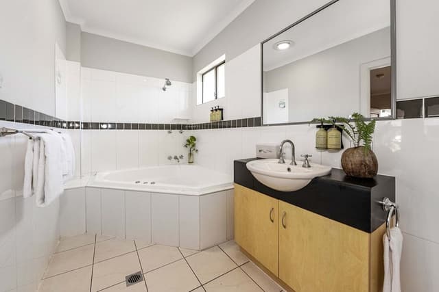 Room, 1 King Bed, Jetted Tub (Non Pet)