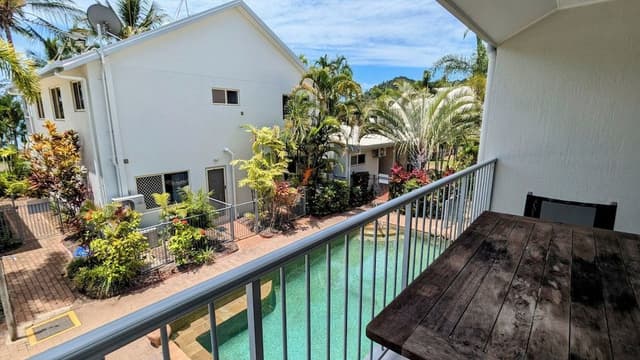 Sails 7 Poolside