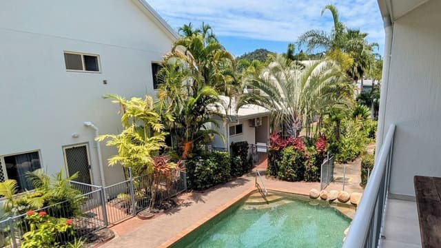 Sails 7 Poolside