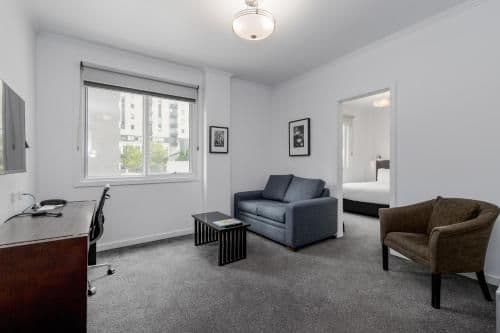 1 Queen Bed Business Suite