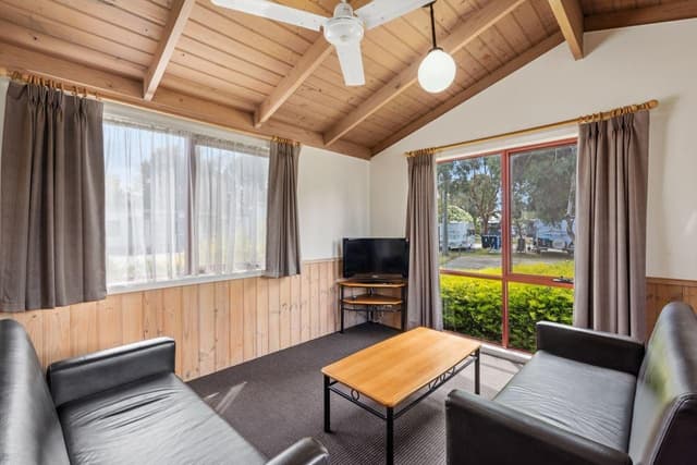 Superior 2 Bedroom Cabin - Sleeps 4
