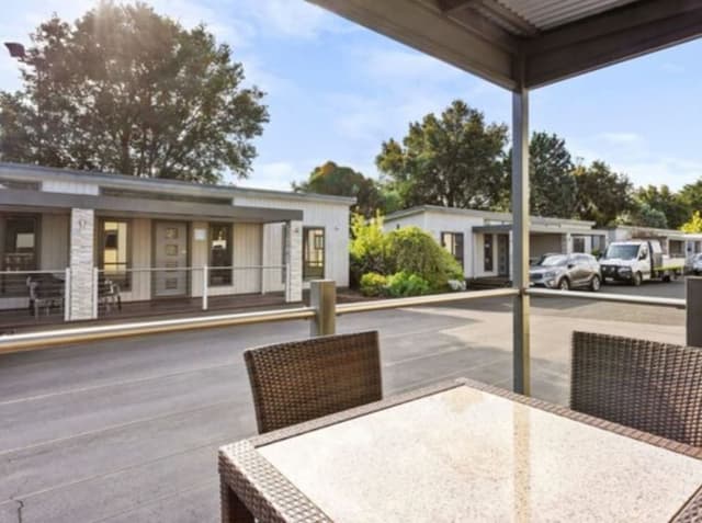 Deluxe 2 Bedroom Cabin - Sleeps 6